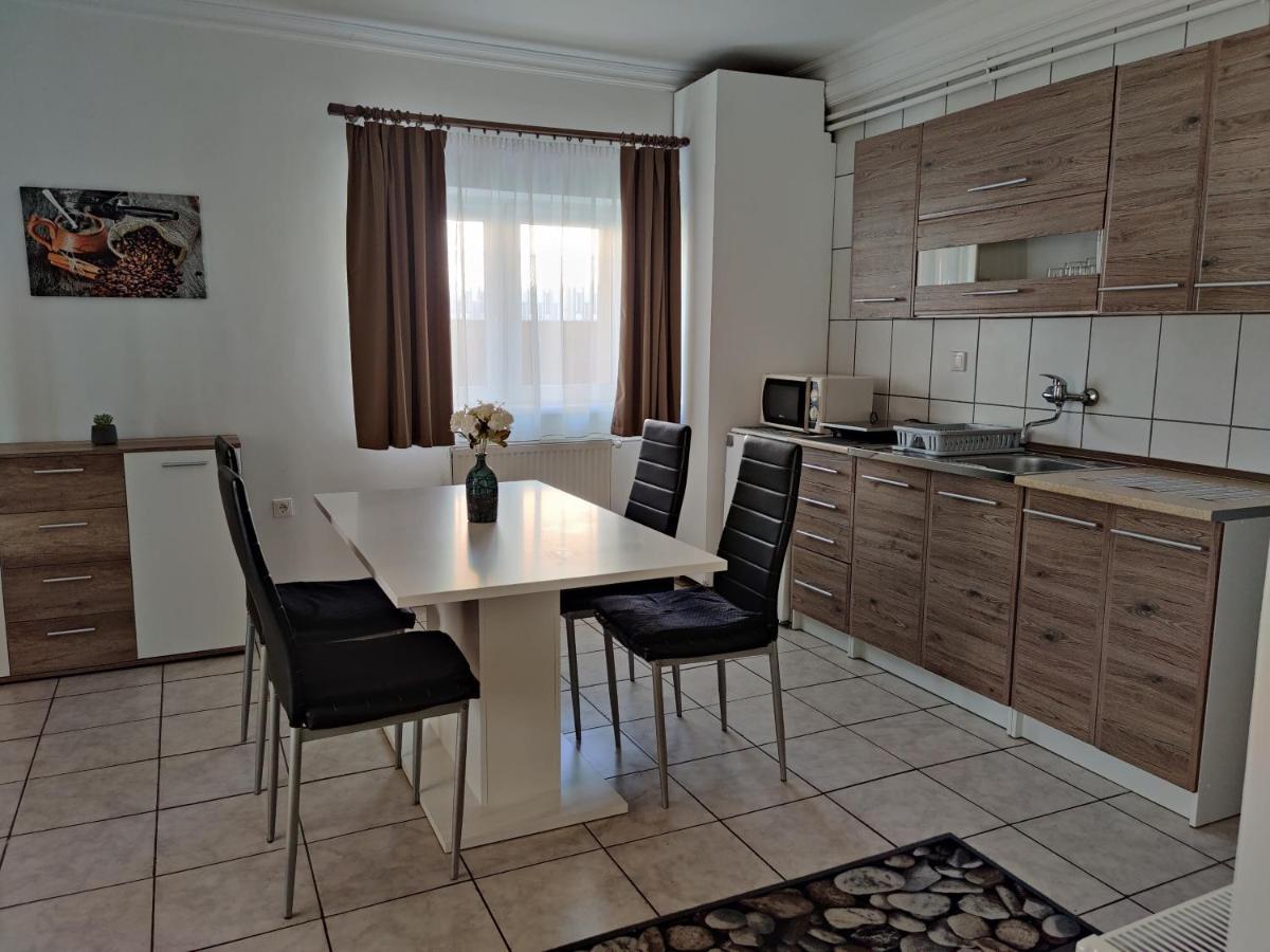 Katalin Apartmanhaz Miskolc Luaran gambar
